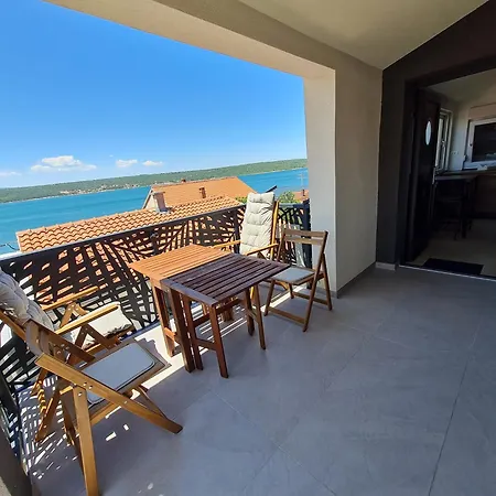 شقة Family Friendly Seaside Krusevo, Novigrad - 23302 أوبروفاتش