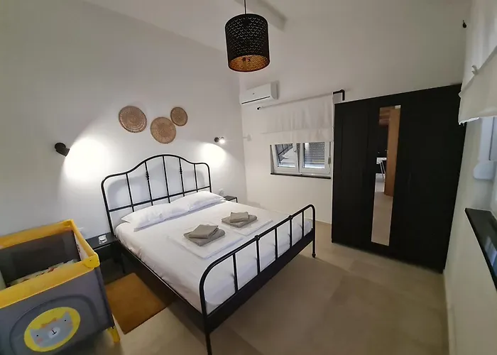 Family Friendly Seaside Krusevo, Novigrad - 23302 דירה אוברובץ