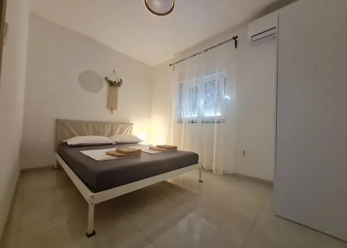 Family Friendly Seaside Krusevo, Novigrad - 23302 דירה
